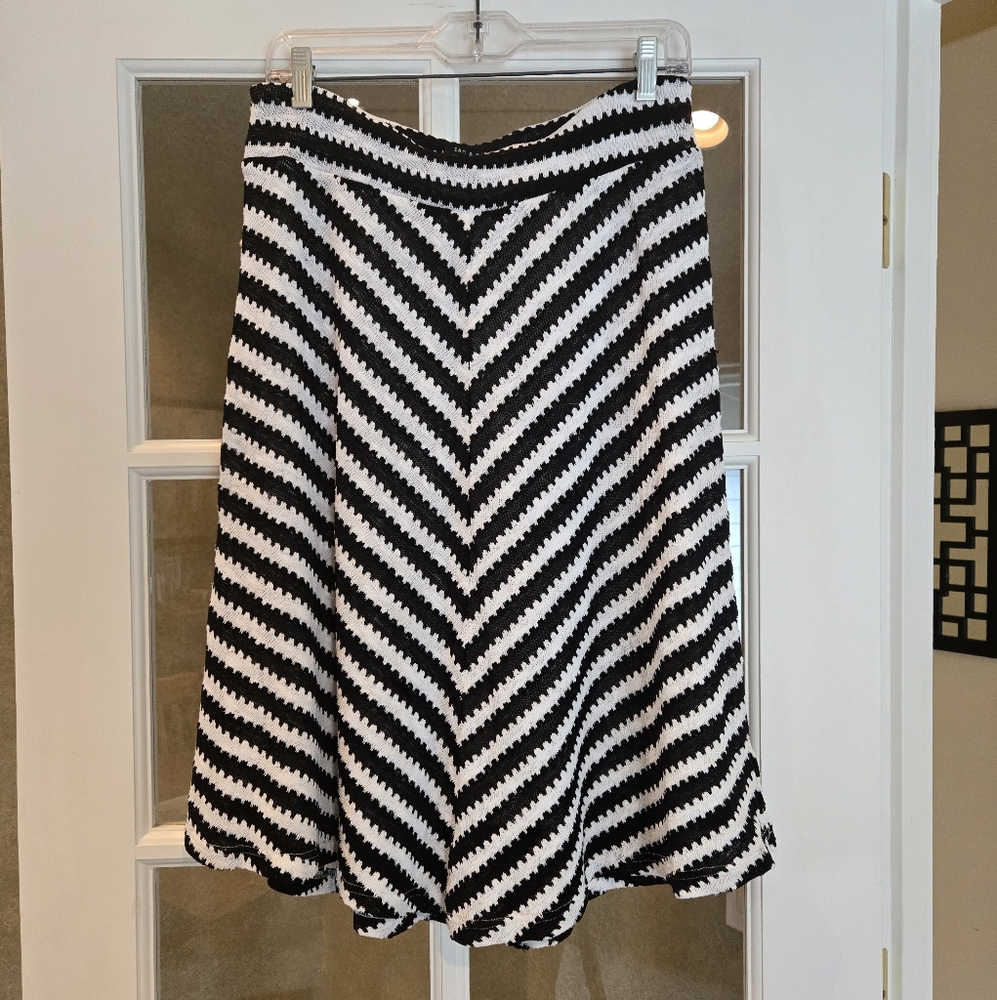 Stylish Black and White Zigzag Skirt